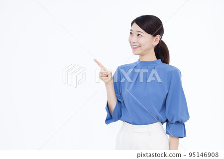 Business woman in her thirties pointing 95146908