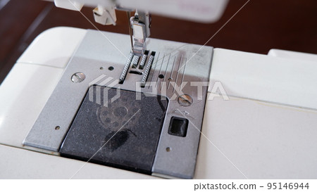 縫紉機的手 95146944