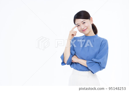 一個三十多歲的女商人笑著思考 95148253