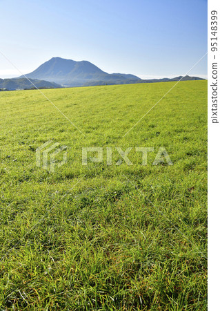 Shoot the scenery of the pasture and Mt. Shiribetsu in Kyogoku-cho, Hokkaido in autumn Shoot the scenery of the pasture and Mt. Shiribetsu in Kyogoku-cho, Hokkaido in autumn 95148399