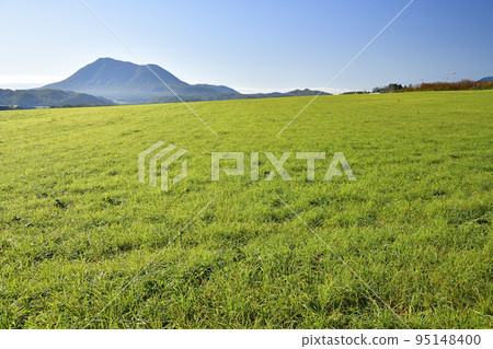 Shoot the scenery of the pasture and Mt. Shiribetsu in Kyogoku-cho, Hokkaido in autumn Shoot the scenery of the pasture and Mt. Shiribetsu in Kyogoku-cho, Hokkaido in autumn 95148400