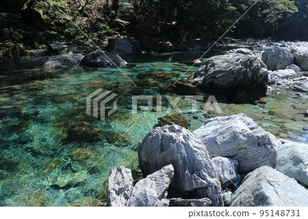 流經大玉原的溪流安井溪谷（高知縣仁淀川町） 95148731