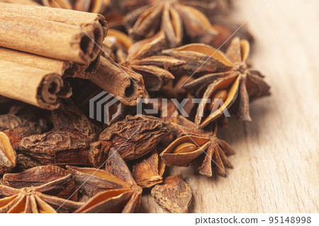 Cinnamon sticks and anise star Cinnamon sticks and anise star 95148998