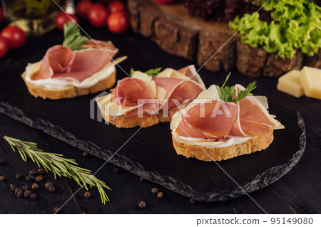 bruschetta set with parma ham and parmesan cheese 95149080