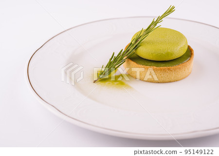 Green mousse cake with pistachio cream 95149122
