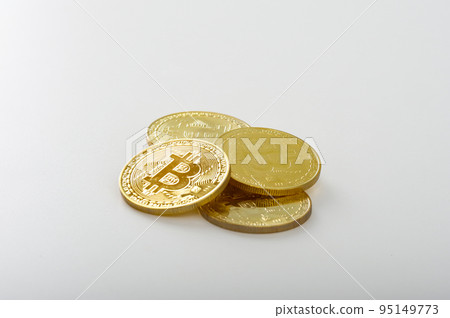 白色背景上的比特幣 95149773