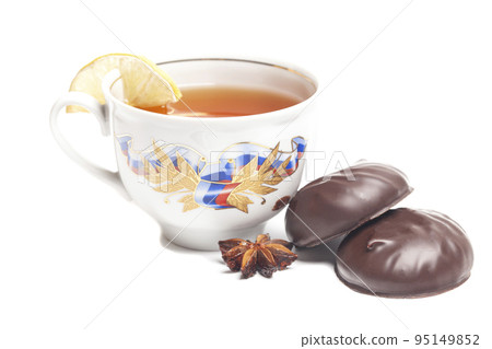 cup of tea with marshmallows isolated on white. cup of tea with marshmallows isolated on white. 95149852