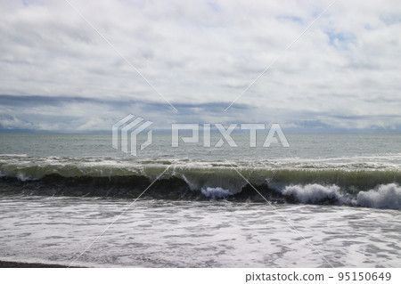 波浪在海岸上擊敗 波浪在海岸上擊敗 95150649