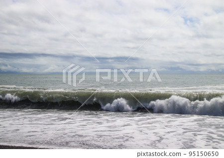 波浪在海岸上擊敗 波浪在海岸上擊敗 95150650