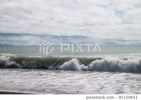 波浪在海岸上擊敗 波浪在海岸上擊敗 95150651