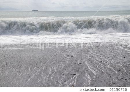 波浪在海岸上擊敗 95150726