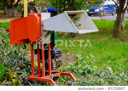 Portable wood shredder chipper machine to tree branches cut for reducing wood chips Portable wood shredder chipper machine to tree branches cut for reducing wood chips 95150867