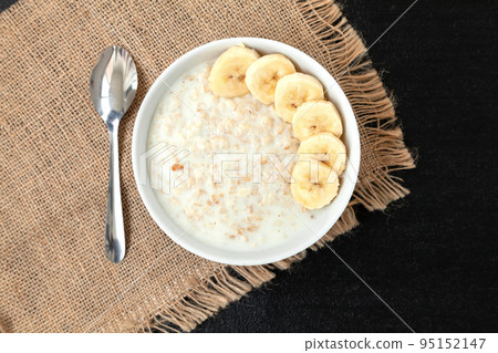 Oatmeal with banana slices - top view 95152147