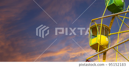Attraction (carousel) ferris wheel against the background of a romantic evening sky Attraction (carousel) ferris wheel against the background of a romantic evening sky 95152183