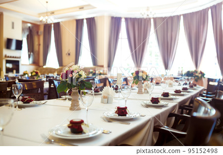 Beautiful table setting with crockery and flowers for a party, wedding reception or other festive event. 95152498