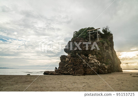 島根稻佐海灘弁天島和流雲 95153725