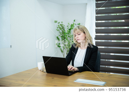 在辦公室工作的有思想的女人 在辦公室工作的有思想的女人 95153736