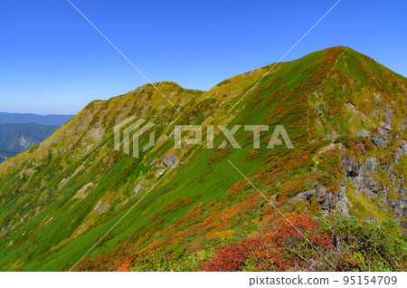 Mt. Ichinokura viewed from near Mt. Tanigawa in the Tanigawa mountain range in autumn 95154709