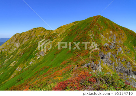 Mt. Ichinokura viewed from near Mt. Tanigawa in the Tanigawa mountain range in autumn 95154710
