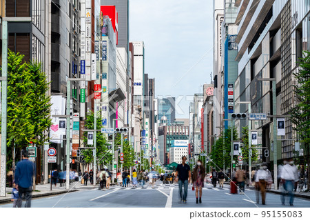 [Tokyo] The streets of Ginza, a pedestrian-only promenade 95155083