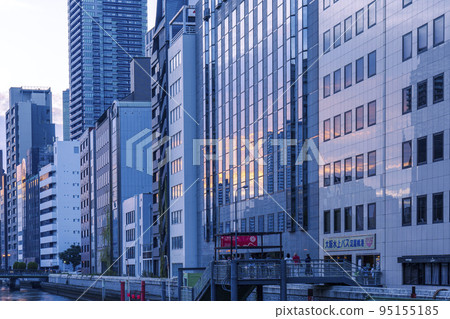 大阪淀屋橋的晨景[Goraiko Cafe] 10月初 95155185