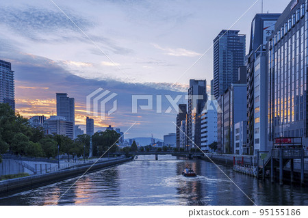 大阪淀屋橋的晨景[Goraiko Cafe] 10月初 95155186