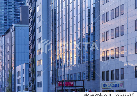Morning view from Yodoyabashi, Osaka [Goraiko Cafe] Early October 95155187