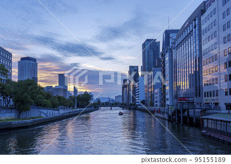 Morning view from Yodoyabashi, Osaka [Goraiko Cafe] Early October 95155189