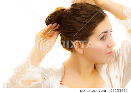 Girl with no makeup unties her hair 95155211