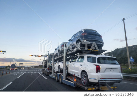 運行在高速公路的車輛運輸拖車 95155346