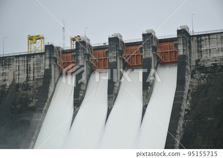 water splashing from floodgate Khun Dan Prakarn Chon huge concrete dam in Thailand  95155715