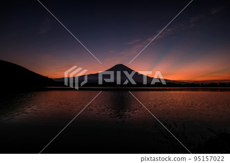 Lake Tanuki, Mt.Fuji and crepuscular rays in Fujinomiya City, Shizuoka Prefecture Lake Tanuki, Mt.Fuji and crepuscular rays in Fujinomiya City, Shizuoka Prefecture 95157022