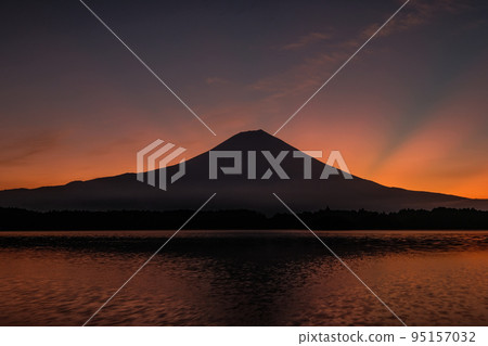 靜岡縣富士宮市的狸貓湖、富士山和曙暮光 95157032