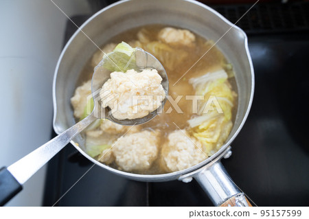 Housework/cooking chicken dumplings and vermicelli soup 95157599