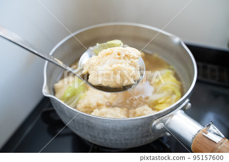 Housework/cooking chicken dumplings and vermicelli soup Housework/cooking chicken dumplings and vermicelli soup 95157600