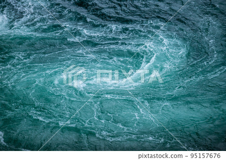 從德島縣小鳴門橋看到的鳴門漩渦 從德島縣小鳴門橋看到的鳴門漩渦 95157676