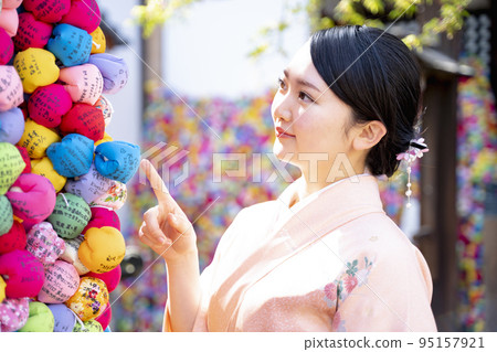 A woman sightseeing in Kyoto in a kimono 95157921