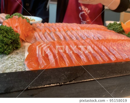 入口即化的三文魚生魚片 入口即化的三文魚生魚片 95158019