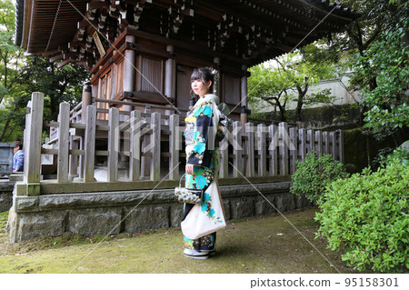 一位身穿白色背景綠松石圖案和服的成年女性，日式外景拍攝，成人儀式 95158301