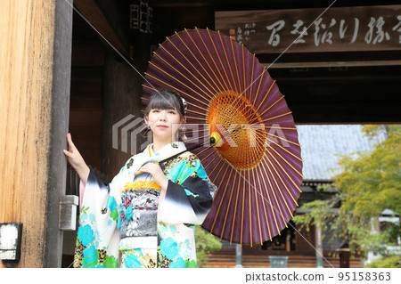 An adult woman wearing a turquoise patterned kimono on a white background, Japanese style location shooting, coming-of-age ceremony 95158363