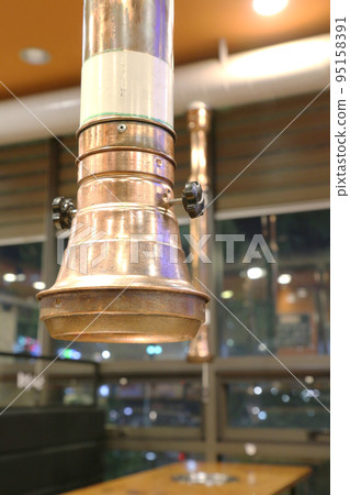 烤肉店餐桌上方的排氣管（韓國） 95158391