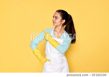 woman in rubber gloves pointing fingers aside at copyspace 95160100