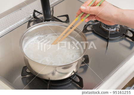 [Middle housewife boil somen noodles with chopsticks] 95161255