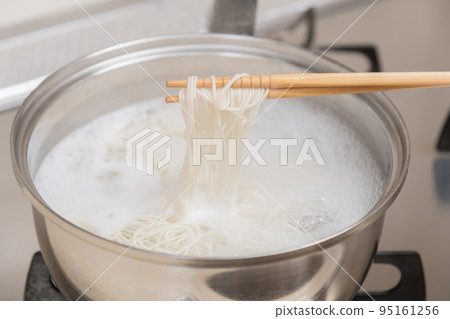 [Middle housewife boil somen noodles with chopsticks] 95161256