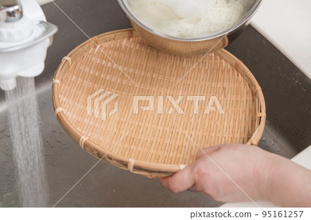 [Middle housewife cools boiled somen noodles with running water] 95161257