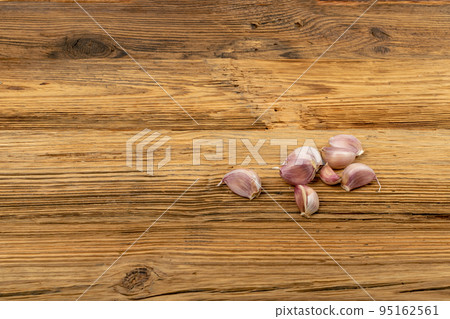 Garlic Cloves Pile on Wood Rustic Background Top View Garlic Cloves Pile on Wood Rustic Background Top View 95162561