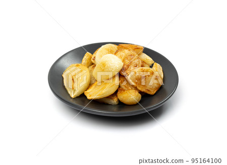 Fried Garlic Cloves Pile Isolated on White Background 95164100