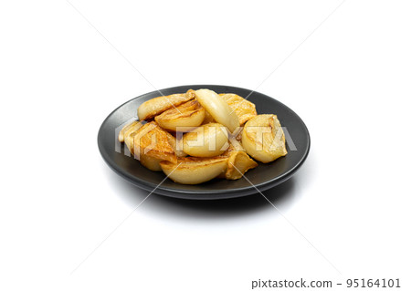 Fried Garlic Cloves Pile Isolated on White Background 95164101