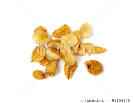 Fried Garlic Cloves Pile Isolated on White Background 95164106