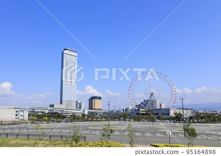 大阪府泉佐野市藍天下的臨空市容 95164898